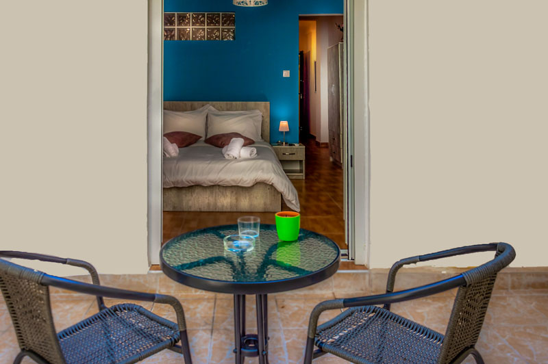 Επαγγελματική φωτογράφιση – Αυλή με θέα σε δωμάτιο Airbnb στον Νέο Κόσμο, Φωτογράφιση Airbnb - Cinematic Luxe Studio