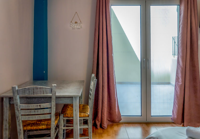 Επαγγελματική φωτογράφιση, Θέας μέσα απο το μικρό διαμέρισμα Airbnb Συγγρού Φιξ, Επαγγελματική φωτογράφιση, Airbnb Θέας μέσα απο το μικρό διαμέρισμα Airbnb  Συγγρού Φιξ Ιδανική για την προβολή της καταχώρισης σε ψηφιακές πλατφόρμες - Cinematic Luxe Studio