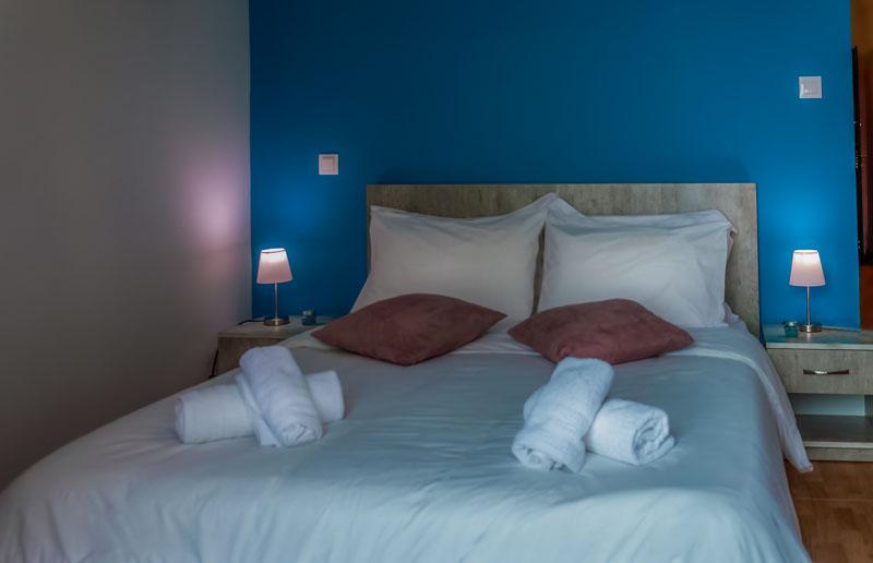 Επαγγελματική φωτογράφιση – Υπνοδωμάτιο σε μικρό διαμέρισμα στον Νέο Κόσμο ,Φωτογράφιση Airbnb - Cinematic Luxe Studio 