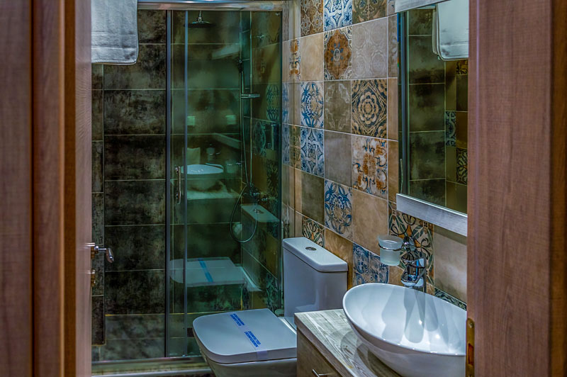 Επαγγελματική φωτογράφιση, Μπάνιου με ντους σε μικρό διαμέρισμα Airbnb Συγγρού Φιξ, Επαγγελματική φωτογράφιση Airbnb, Μπάνιου με ντους σε μικρό διαμέρισμα Airbnb Συγγρού Φιξ Ιδανική για την προβολή της καταχώρισης σε ψηφιακές πλατφόρμες - Cinematic Luxe Studio