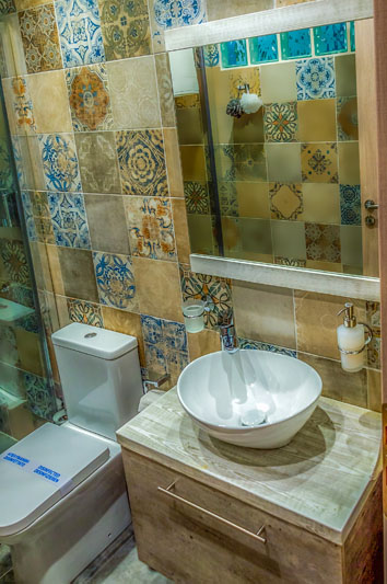 Επαγγελματική φωτογράφιση, Μπάνιου σε μικρό διαμέρισμα Airbnb Συγγρού Φιξ, Επαγγελματική φωτογράφιση Airbnb,Μπανιου σε μικρό διαμέρισμα Airbnb Συγγρού Φιξ. Ιδανική για την προβολή της καταχώρισης σε ψηφιακές πλατφόρμες - Cinematic Luxe Studio