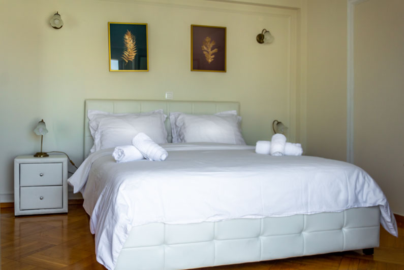 Επαγγελματική φωτογράφιση, Υπνοδωμάτιο Airbnb 6ου ορόφου στο Κουκάκι Αθήνας με θέα Ακρόπολη, Επαγγελματική φωτογράφιση Airbnb,Υπνοδωμάτιο 6ου ορόφου στο Κουκάκι Αθήνας με θέα Ακρόπολη, Ιδανική για την προβολή της καταχώρισης σε ψηφιακές πλατφόρμες - Cinematic Luxe Studio