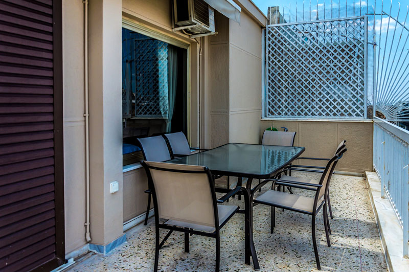 Επαγγελματική φωτογράφιση, Μπαλκόνι 6ου ορόφου στο Κουκάκι Αθήνας με θέα Ακρόπολη, Επαγγελματική φωτογράφιση Airbnb, Μπαλκόνι 6ου ορόφου στο Κουκάκι Αθήνας με θέα Ακρόπολη Ιδανική για την προβολή της καταχώρισης σε ψηφιακές πλατφόρμες - Cinematic Luxe Studio