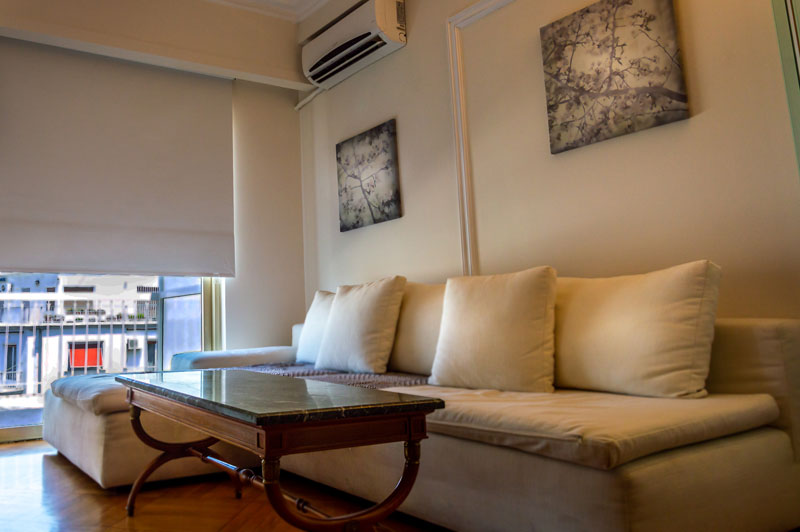 Επαγγελματική φωτογράφιση – Σαλόνι 6ου ορόφου στο κέντρο Αθήνας με θέα Ακρόπολη ,Φωτογράφιση Airbnb - Cinematic Luxe Studio 