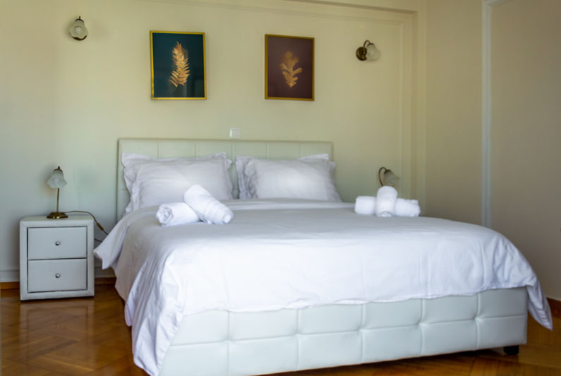 Επαγγελματική φωτογράφιση – Υπνοδωμάτιο 6ου ορόφου στο κέντρο Αθήνας με θέα Ακρόπολη ,Φωτογράφιση Airbnb - Cinematic Luxe Studio 