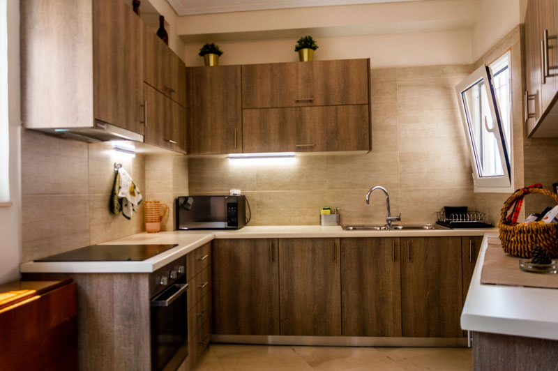 Επαγγελματική φωτογράφιση, Κουζίνα  6ου ορόφου στο Κουκάκι Αθήνας με θέα Ακρόπολη, Επαγγελματική φωτογράφιση Airbnb, Κουζίνα 6ου ορόφου στο Κουκάκι Αθήνας με θέα Ακρόπολη Ιδανική για την προβολή της καταχώρισης σε ψηφιακές πλατφόρμες - Cinematic Luxe Studio