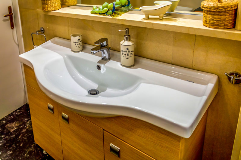 Επαγγελματική φωτογράφιση, Μπάνιου 6ου ορόφου στο Κουκάκι Αθήνας με θέα Στύλους του Ολυμπίου Διός, Επαγγελματική φωτογράφιση Airbnb, Μπάνιου 6ου ορόφου στο Κουκάκι Αθήνας Κουκάκι Αθήνας με θέα Στύλους του Ολυμπίου Διός Ιδανική για την προβολή της καταχώρισης σε ψηφιακές πλατφόρμες - Cinematic Luxe Studio