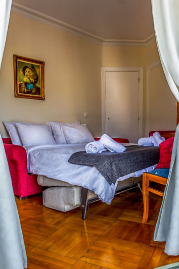 Επαγγελματική φωτογράφιση, Υπνοδωμάτιο Airbnb 6ου ορόφου στο Κουκάκι Αθήνας με θέα Ακρόπολη, Επαγγελματική φωτογράφιση Airbnb,Υπνοδωμάτιο 6ου ορόφου στο Κουκάκι Αθήνας με θέα Ακρόπολη, Ιδανική για την προβολή της καταχώρισης σε ψηφιακές πλατφόρμες - Cinematic Luxe Studio