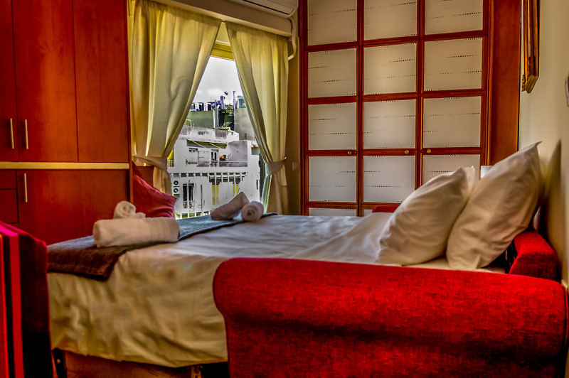 Επαγγελματική φωτογράφιση, Υπνοδωμάτιο Airbnb 6ου ορόφου στο Κουκάκι Αθήνας με θέα Ακρόπολη, Επαγγελματική φωτογράφιση Airbnb,Υπνοδωμάτιο 6ου ορόφου στο Κουκάκι Αθήνας με θέα Ακρόπολη, Ιδανική για την προβολή της καταχώρισης σε ψηφιακές πλατφόρμες - Cinematic Luxe Studio