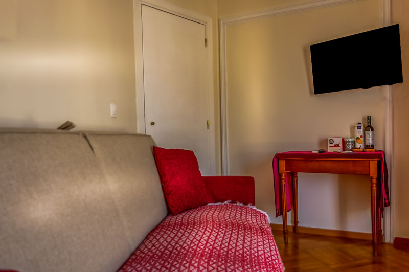 Επαγγελματική φωτογράφιση, Σαλόνι  6ου ορόφου στο Κουκάκι Αθήνας με θέα Ακρόπολη, Επαγγελματική φωτογράφιση Airbnb, Σαλόνι 6ου ορόφου στο Κουκάκι Αθήνας με θέα Ακρόπολη Ιδανική για την προβολή της καταχώρισης σε ψηφιακές πλατφόρμες - Cinematic Luxe Studio