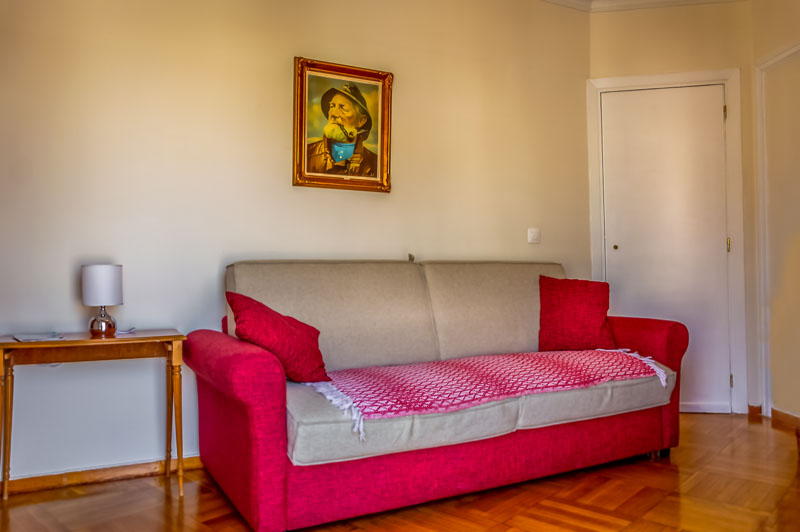 Επαγγελματική φωτογράφιση – Υπνοδωμάτιο με καναπέ κρεβάτι Airbnb στο κέντρο Αθήνας, με θέα Στήλες Ολυμπίου Διός , Φωτογράφιση Airbnb - Cinematic Luxe Studio 