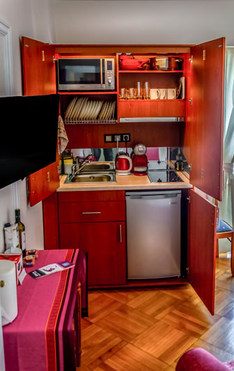 Επαγγελματική φωτογράφιση, Κουζίνα  6ου ορόφου στο Κουκάκι Αθήνας με θέα Ακρόπολη, Επαγγελματική φωτογράφιση Airbnb, Κουζίνα 6ου ορόφου στο Κουκάκι Αθήνας με θέα Ακρόπολη Ιδανική για την προβολή της καταχώρισης σε ψηφιακές πλατφόρμες - Cinematic Luxe Studio