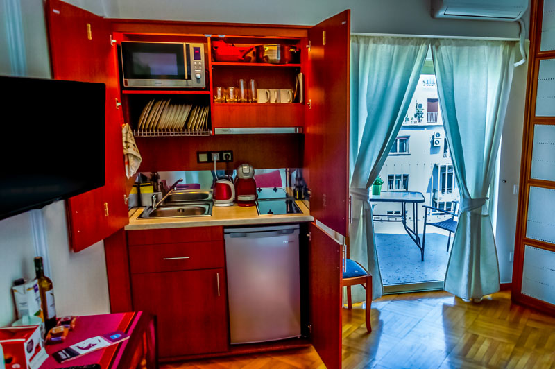 Επαγγελματική φωτογράφιση, Κουζίνα  6ου ορόφου στο Κουκάκι Αθήνας με θέα Ακρόπολη, Επαγγελματική φωτογράφιση Airbnb, Κουζίνα 6ου ορόφου στο Κουκάκι Αθήνας με θέα Ακρόπολη Ιδανική για την προβολή της καταχώρισης σε ψηφιακές πλατφόρμες - Cinematic Luxe Studio