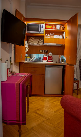 Επαγγελματική φωτογράφιση, Κουζίνα  6ου ορόφου στο Κουκάκι Αθήνας με θέα Ακρόπολη, Επαγγελματική φωτογράφιση Airbnb, Κουζίνα 6ου ορόφου στο Κουκάκι Αθήνας με θέα Ακρόπολη Ιδανική για την προβολή της καταχώρισης σε ψηφιακές πλατφόρμες - Cinematic Luxe Studio