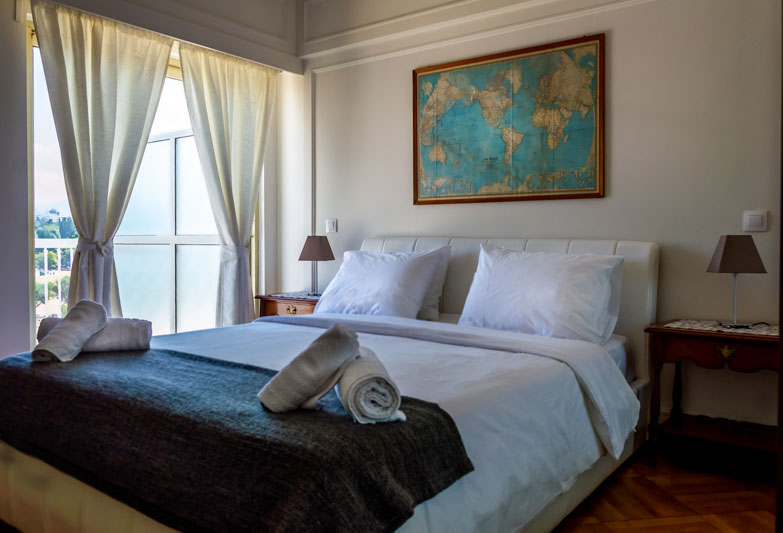 Επαγγελματική φωτογράφιση – Υπνοδωμάτιο Airbnb φωτεινό στο κέντρο Αθήνας, Λεωφόρος Συγγρού, Φωτογράφιση Airbnb - Cinematic Luxe Studio