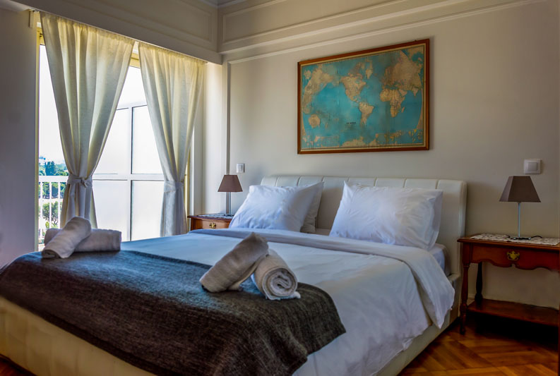 Επαγγελματική φωτογράφιση, υπνοδωμάτιο 6ου ορόφου στο Κουκάκι Αθήνας με  Στύλους του Ολυμπίου Διός,  Επαγγελματική φωτογράφιση Airbnb, υπνοδωμάτιο 6ου ορόφου στο Κουκάκι Αθήνας Κουκάκι Αθήνας με  Στύλους του Ολυμπίου Διός, Ιδανική για την προβολή της καταχώρισης σε ψηφιακές πλατφόρμες - Cinematic Luxe Studio