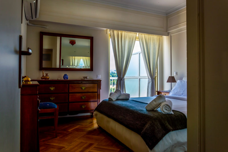 Επαγγελματική φωτογράφιση, υπνοδωμάτιο 6ου ορόφου στο Κουκάκι Αθήνας με θέα Στύλους του Ολυμπίου Διός, Επαγγελματική φωτογράφιση Airbnb, υπνοδωμάτιο 6ου ορόφου στο Κουκάκι Αθήνας Κουκάκι Αθήνας με  Στύλους του Ολυμπίου Διός, Ιδανική για την προβολή της καταχώρισης σε ψηφιακές πλατφόρμες - Cinematic Luxe Studio