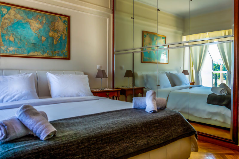 Επαγγελματική φωτογράφιση – Υπνοδωμάτιο Airbnb φωτεινό στο κέντρο Αθήνας, Λεωφόρος Συγγρού  Φωτογράφιση Airbnb - Cinematic Luxe Studio