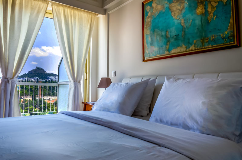 Επαγγελματική φωτογράφιση, υπνοδωμάτιο 6ου ορόφου στο Κουκάκι Αθήνας με Στύλους του Ολυμπίου Διός,  Επαγγελματική φωτογράφιση Airbnb, υπνοδωμάτιο 6ου ορόφου στο Κουκάκι Αθήνας Κουκάκι Αθήνας με  Στύλους του Ολυμπίου Διός, Ιδανική για την προβολή της καταχώρισης σε ψηφιακές πλατφόρμες - Cinematic Luxe Studio