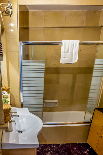 Επαγγελματική φωτογράφιση, Μπάνιου & Ντους 6ου ορόφου στο Κουκάκι Αθήνας με θέα Στύλους του Ολυμπίου Διός, Επαγγελματική φωτογράφιση Airbnb, Μπάνιου & Ντους 6ου ορόφου στο Κουκάκι Αθήνας Κουκάκι Αθήνας με θέα Στύλους του Ολυμπίου Διός Ιδανική για την προβολή της καταχώρισης σε ψηφιακές πλατφόρμες - Cinematic Luxe Studio