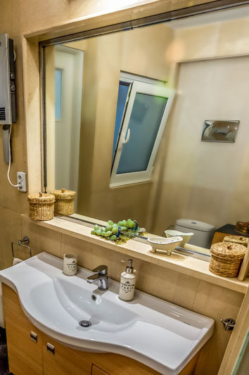 Επαγγελματική φωτογράφιση, Μπάνιου 6ου ορόφου στο Κουκάκι Αθήνας με θέα Στύλους του Ολυμπίου Διός, Επαγγελματική φωτογράφιση Airbnb, Μπάνιου 6ου ορόφου στο Κουκάκι Αθήνας Κουκάκι Αθήνας με θέα Στύλους του Ολυμπίου Διός Ιδανική για την προβολή της καταχώρισης σε ψηφιακές πλατφόρμες - Cinematic Luxe Studio