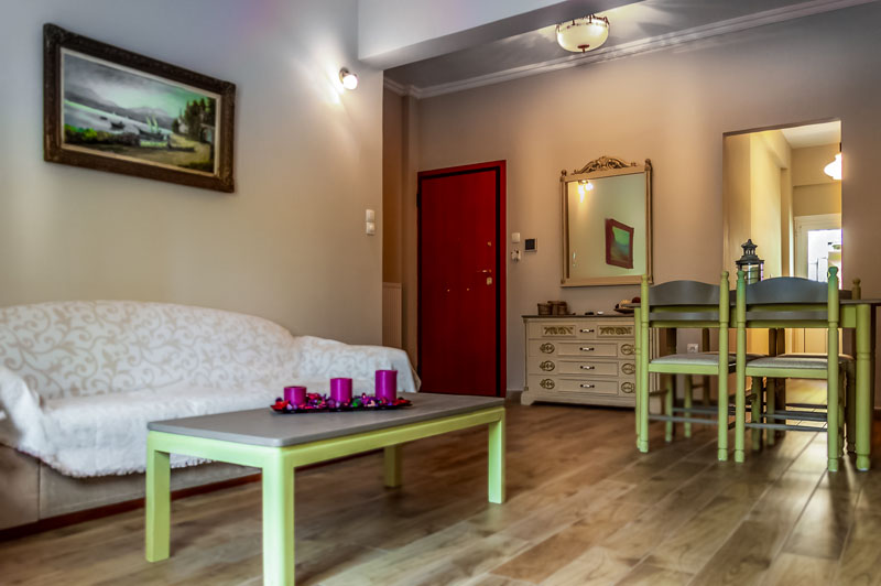 Επαγγελματική φωτογράφιση – Σαλόνι μοντέρνο σε διαμέρισμα 70 τ.μ. στον Νέο Κόσμο, Φωτογράφιση Airbnb - Cinematic Luxe Studio 