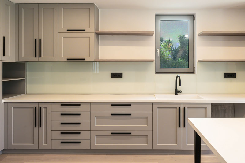 Επαγγελματική Φωτογράφιση, Κουζίνα Βίλλας στην περιοχή της Βούλας Επαγγελματική λήψη με φυσικό φωτισμό και υψηλή αισθητική Επαγγελματική φωτογράφιση Κουζίνα Βίλλας στην περιοχή της Βούλας, με στόχο την ανάδειξη του χώρου μέσα από κατάλληλο φωτισμό και σύνθεση εικόνας - Cinematic Luxe Studio