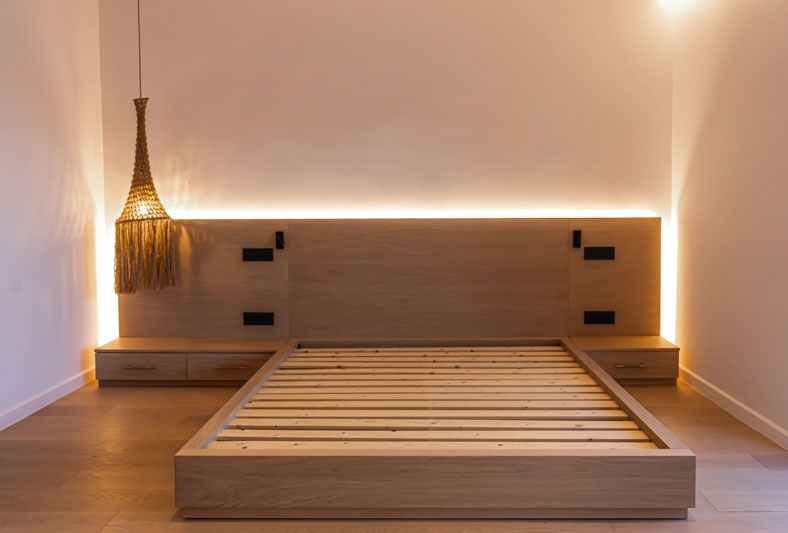 Επαγγελματική Φωτογράφιση, Υπνοδωματίου στο επάνω επίπεδο Βίλλας στην περιοχή της Βούλας Επαγγελματική λήψη με φυσικό φωτισμό και υψηλή αισθητική Επαγγελματική φωτογράφιση Υπνοδωματίου στο επάνω επίπεδο Βίλλας στην περιοχή της Βούλας, με στόχο την ανάδειξη του χώρου μέσα από κατάλληλο φωτισμό και σύνθεση εικόνας - Cinematic Luxe Studio