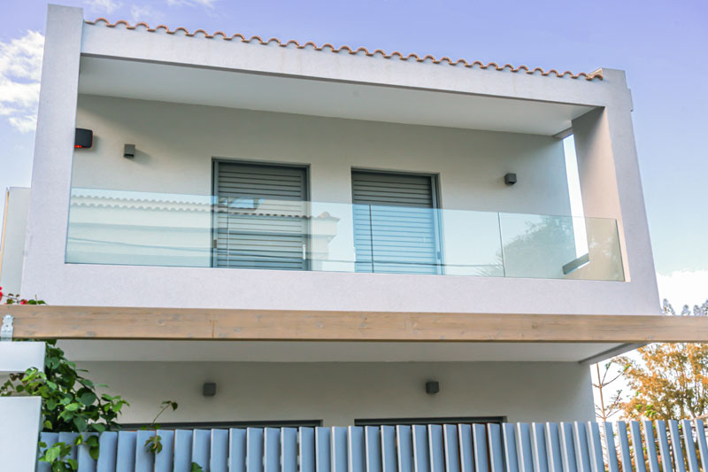 Επαγγελματική Φωτογράφιση, Εξωτερική άποψη του πρώτου ορόφου της Βίλλας στην περιοχή της Βούλας Επαγγελματική λήψη με φυσικό φωτισμό και υψηλή αισθητική Επαγγελματική Φωτογράφιση Εξωτερική άποψης του πρώτου ορόφου της Βίλλας στην περιοχή της Βούλας, με στόχο την ανάδειξη του χώρου μέσα από κατάλληλο φωτισμό και σύνθεση εικόνας - Cinematic Luxe Studio