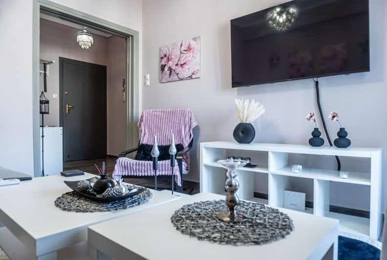 Επαγγελματική φωτογράφιση, Σαλόνι πολύ φωτεινό στον Νέο Κόσμο, Λεωφόρος ΣυγγρούΕπαγγελματική Φωτογράφιση Airbnb, Σαλόνι πολύ φωτεινό στον Νέο Κόσμο, Λεωφόρος Συγγρού. Ιδανική για την προβολή της καταχώρισης σε ψηφιακές πλατφόρμες - Cinematic Luxe Studio