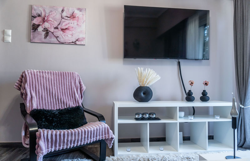 Επαγγελματική φωτογράφιση, Σαλόνι με τηλεόραση πολύ φωτεινό στον Νέο Κόσμο, Λεωφόρος ΣυγγρούΕπαγγελματική Φωτογράφιση Airbnb, Σαλόνι με τηλεόραση πολύ φωτεινό στον Νέο Κόσμο, Λεωφόρος Συγγρού. Ιδανική για την προβολή της καταχώρισης σε ψηφιακές πλατφόρμες - Cinematic Luxe Studio