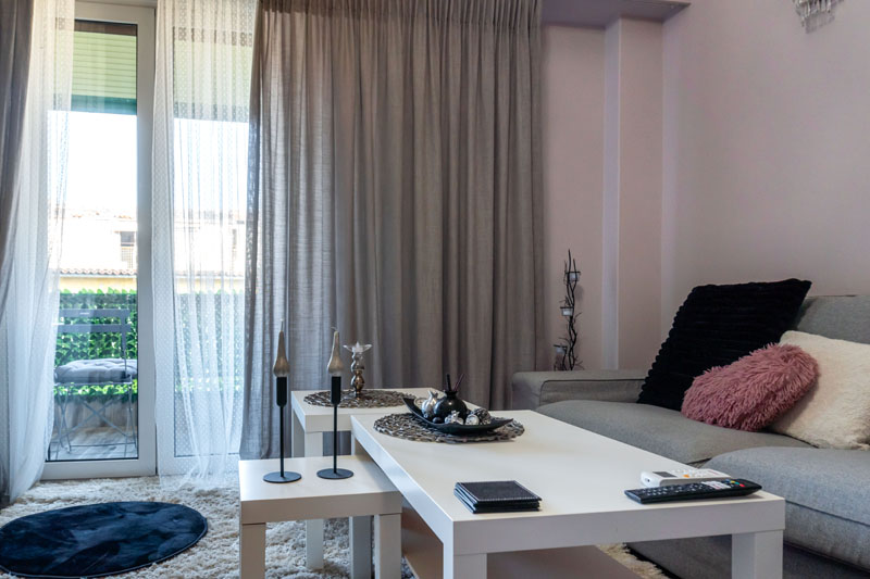 Επαγγελματική φωτογράφιση, Σαλόνι πολύ φωτεινό στον Νέο Κόσμο, Λεωφόρος ΣυγγρούΕπαγγελματική Φωτογράφιση Airbnb, Σαλόνι πολύ φωτεινό στον Νέο Κόσμο, Λεωφόρος Συγγρού. Ιδανική για την προβολή της καταχώρισης σε ψηφιακές πλατφόρμες - Cinematic Luxe Studio