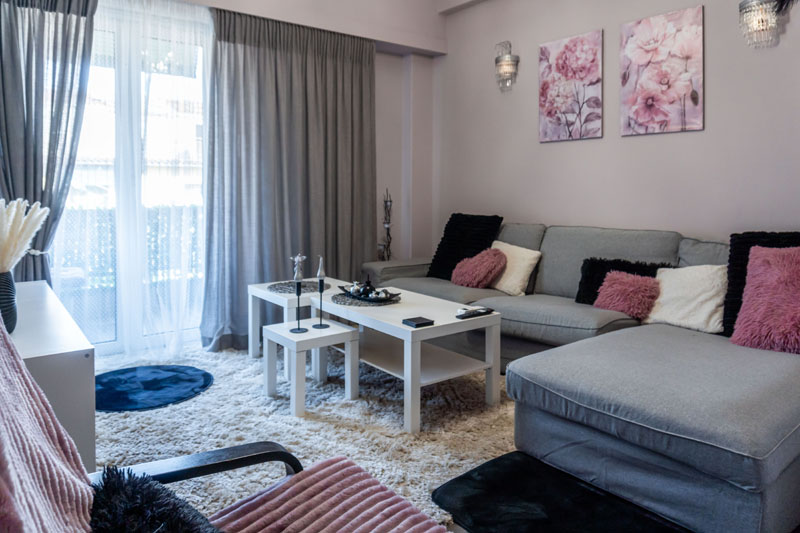 Επαγγελματική φωτογράφιση – Σαλόνι πολύ φωτεινό στον Νέο Κόσμο, Λεωφόρος Συγγρού , Φωτογράφιση Airbnb - Cinematic Luxe Studio 