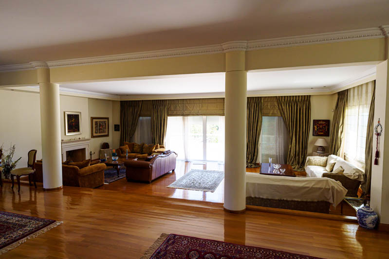 Επαγγελματική Φωτογράφιση, ενιαίου χώρου σαλόνι ισογείου πολυτελούς μεζονέτας 540 τ.μ στην ανατολική αττική Επαγγελματική λήψη με φυσικό φωτισμό και υψηλή αισθητική, Επαγγελματική φωτογράφιση ενιαίου χώρου, σαλόνι ισογείου πολυτελούς μεζονέτας 540 τ.μ στην ανατολική αττική, με στόχο την ανάδειξη του χώρου μέσα από κατάλληλο φωτισμό και σύνθεση εικόνας - Cinematic Luxe Studio