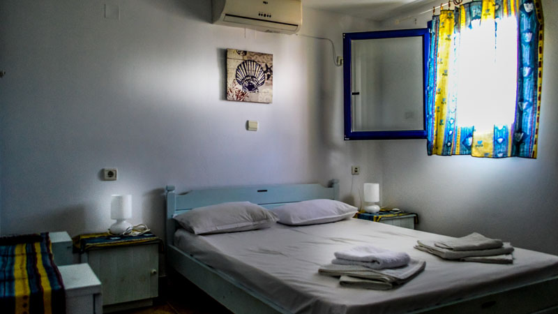 Επαγγελματική φωτογράφιση, Εσωτερική άποψη Παραδοσιακού  καταλύματος Venetiko Studios στην Ηράκλειά Κυκλάδων με θέα το Αιγαίο, Επαγγελματική φωτογράφιση, Εσωτερική άποψη Παραδοσιακού  καταλύματος, από το Venetiko Studios στην Ηράκλειά, με θέα προς το Αιγαίο και τα παραδοσιακά δωμάτια - Cinematic Luxe Studio