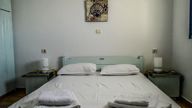 Επαγγελματική φωτογράφιση, Εσωτερική άποψη Παραδοσιακού  καταλύματος Venetiko Studios στην Ηράκλειά Κυκλάδων με θέα το Αιγαίο, Επαγγελματική φωτογράφιση, Εσωτερική άποψη Παραδοσιακού  καταλύματος, από το Venetiko Studios στην Ηράκλειά, με θέα προς το Αιγαίο και τα παραδοσιακά δωμάτια - Cinematic Luxe Studio