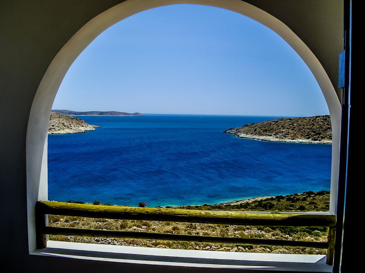 Επαγγελματική φωτογράφιση, Εξωτερική φωτογραφία απο την θέα του Παραδοσιακού καταλύματος Venetiko Studios προς το νησί βενέτικο στην Ηράκλειά Κυκλάδων στο Αιγαίο, Επαγγελματική φωτογράφιση, Εξωτερική φωτογραφία απο την θέα του Παραδοσιακού καταλύματος Venetiko Studios προς το νησί βενέτικο στην Ηράκλειά Κυκλάδων στο Αιγαίο - Cinematic Luxe Studio