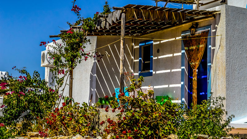 Επαγγελματική φωτογράφιση, Εξωτερική άποψη Παραδοσιακού  καταλύματος Venetiko Studios στην Ηράκλειά Κυκλάδων με θέα το Αιγαίο, Επαγγελματική φωτογράφιση, Εξωτερική άποψη Παραδοσιακού  καταλύματος, από το Venetiko Studios στην Ηράκλειά, με θέα προς το Αιγαίο και τα παραδοσιακά δωμάτια - Cinematic Luxe Studio