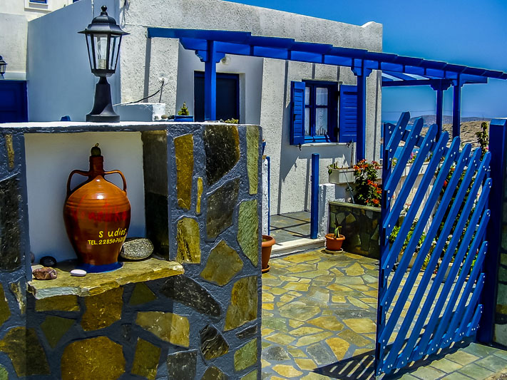 Φωτογραφία εισόδου αυλής του Venetiko Studios στην Ηράκλειά με φόντο τα δωμάτια - Cinematic Luxe Studio