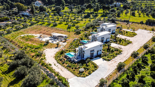 Επαγγελματική Φωτογράφιση, Πανοραμική φωτογραφία με Drone, πολυτελούς ξενοδοχείου στην Κόρινθο Επαγγελματική λήψη με Drone με φυσικό φωτισμό και υψηλή αισθητική, Επαγγελματική φωτογράφιση πολυτελούς ξενοδοχείου στην Κόρινθο με στόχο την ανάδειξη του χώρου μέσα από κατάλληλο φωτισμό και σύνθεση εικόνας - Cinematic Luxe Studio 0030-6934-26-03-29