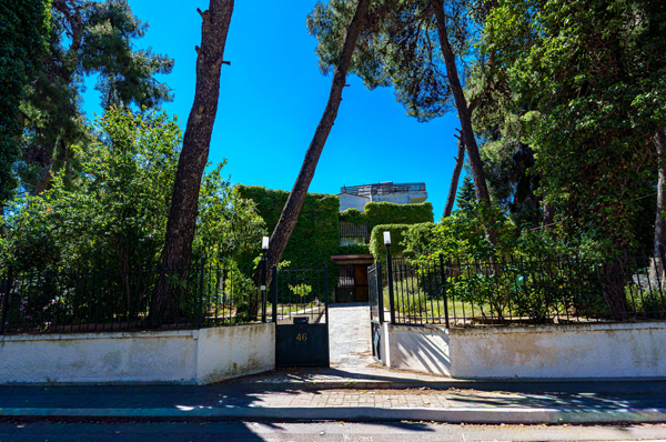 Επαγγελματική Φωτογράφιση, εξωτερική άποψη Κεντρικής εισόδου ακινήτου στην Δροσιά Αττικής, επαγγελματική λήψη με φυσικό φωτισμό και υψηλή αισθητική, Επαγγελματική φωτογράφιση, εξωτερική άποψη Κεντρικής εισόδου ακινήτου στην Δροσιά Αττικής, με στόχο την ανάδειξη του χώρου μέσα από κατάλληλο φωτισμό και σύνθεση εικόνας - Cinematic Luxe Studio 030-6934-26-03-29