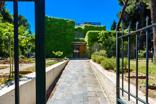 Επαγγελματική Φωτογράφιση, εξωτερική άποψη κήπου ακινήτου στην Δροσιά Αττικής, επαγγελματική λήψη με φυσικό φωτισμό και υψηλή αισθητική, Επαγγελματική φωτογράφιση, εξωτερική άποψη κήπου ακινήτου στην Δροσιά Αττικής, με στόχο την ανάδειξη του χώρου μέσα από κατάλληλο φωτισμό και σύνθεση εικόνας - Cinematic Luxe Studio 030-6934-26-03-29